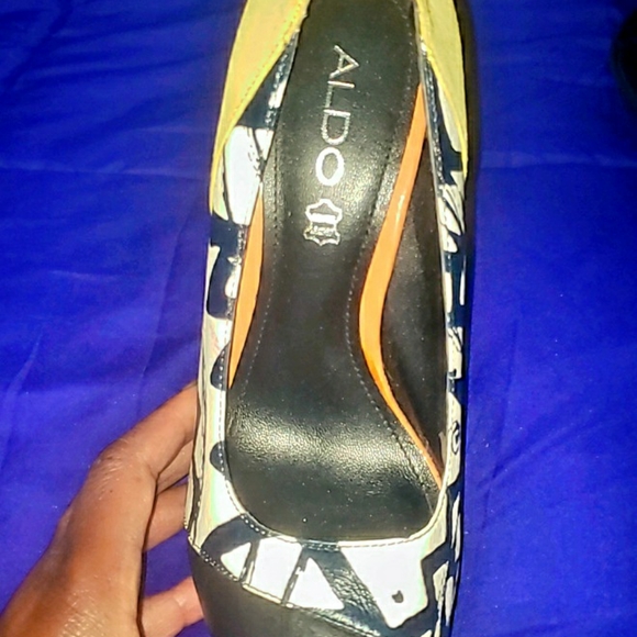 Women's size 8 heels - Picture 3 of 3